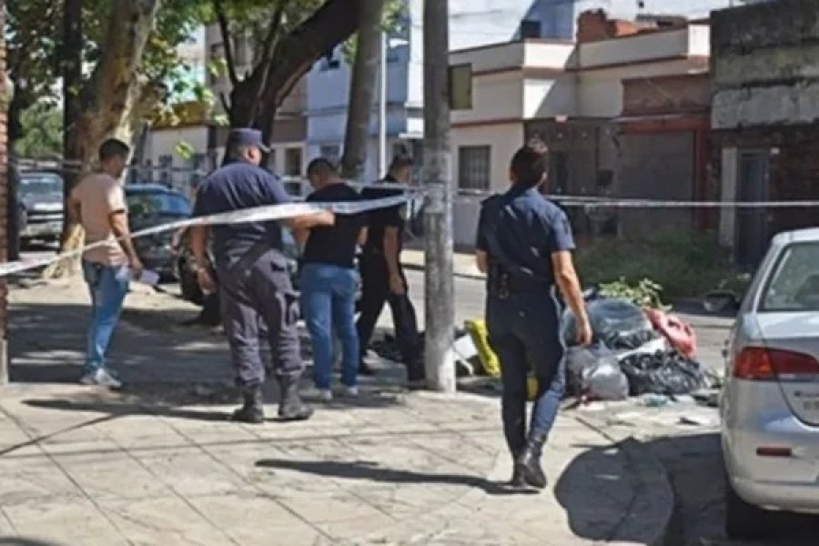 Policías observan el lugar del hecho. Policías observan el lugar del hecho.