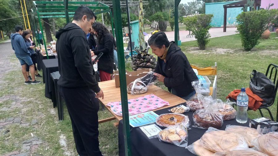 Antonia Figueroa atendiendo a un potencial comprador.