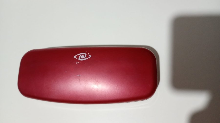 Estuche de los lentes encontrados