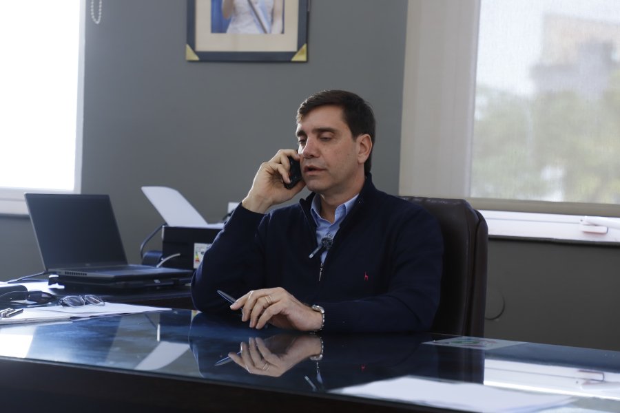 El intendente desde su despacho, dialogando con Radio LV11