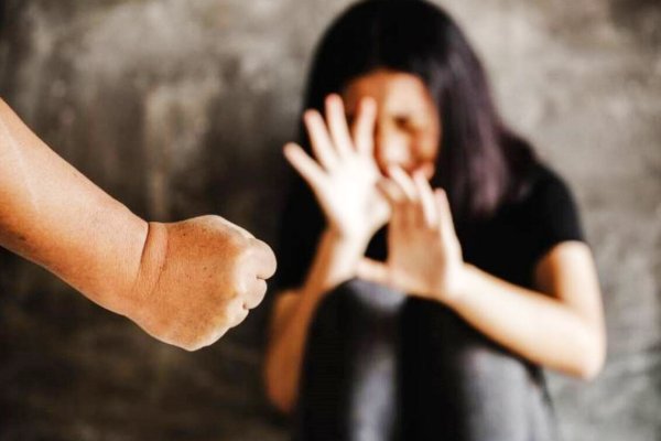 Golpeada, intentó salir con su hijito en brazos: su esposo le tiró un hacha