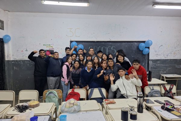 Docente santiagueño se jubiló y sus alumnos le prepararon una sorpresa
