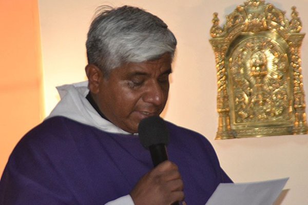 El padre Luis Cruz escribió una plegaria para pedir por el futuro nuevo Papa