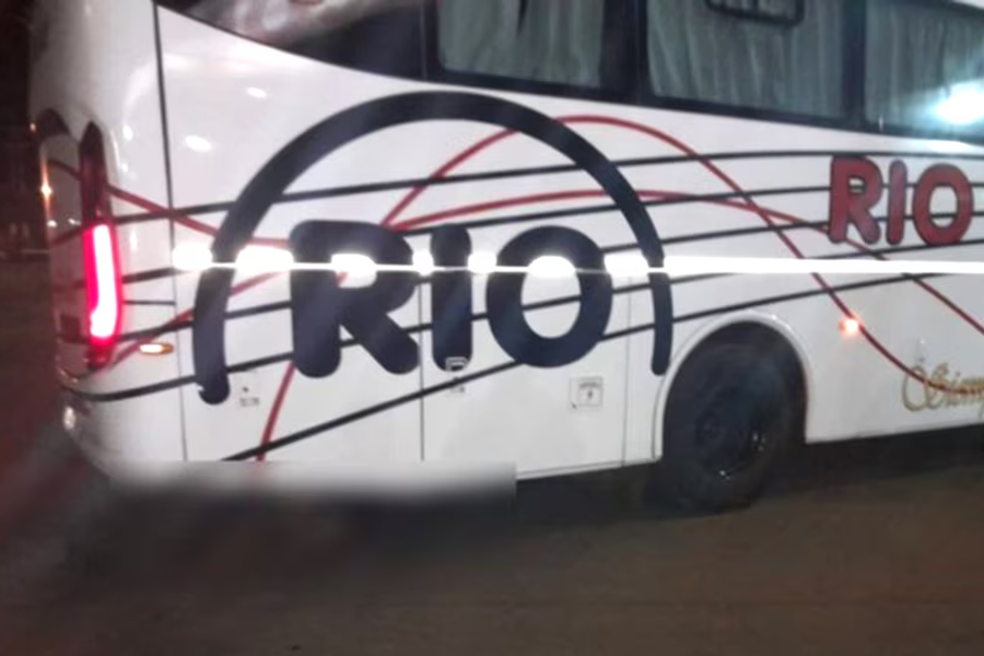 En la parte trasera del micro y debajo de este, fue hallado el cuerpo.