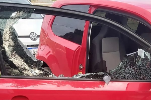 Dañaron las ventanillas de un auto y robaron repuestos para motos