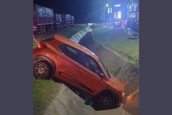 Automovilista pierde el control y termina en una acequia