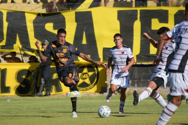 Mitre visita a Defensores de Belgrano con el objetivo de ganar
