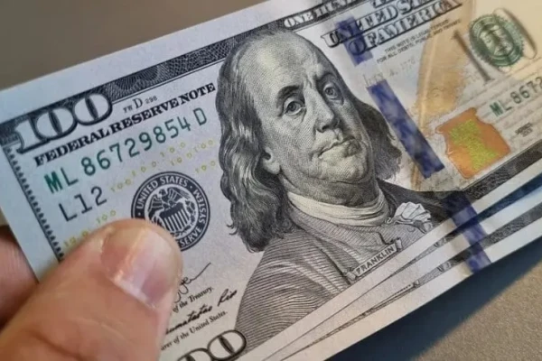 El Gobierno explicó por qué el dólar se mantendría cerca del piso de la banda
