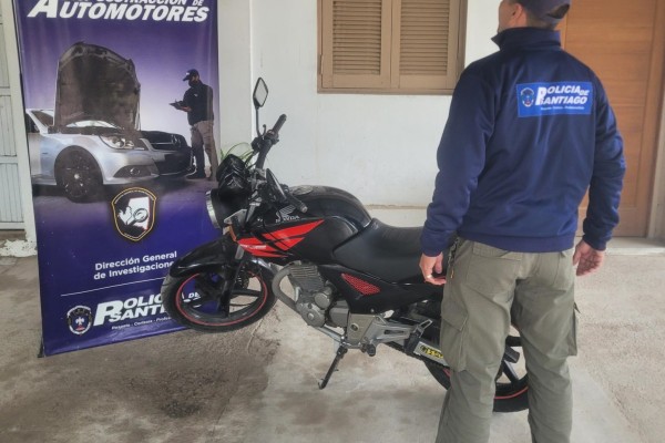 Sustraen una motocicleta con números falsificados en la Planta Verificadora