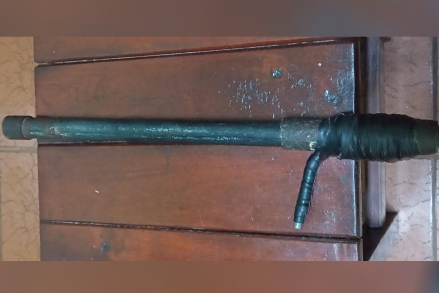 El arma de fuego que descartaron mientras hu&iacute;an.