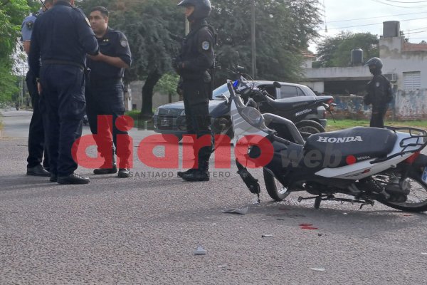 Pudo ser una tragedia: accidente entre auto y moto causó conmoción en la zona sur
