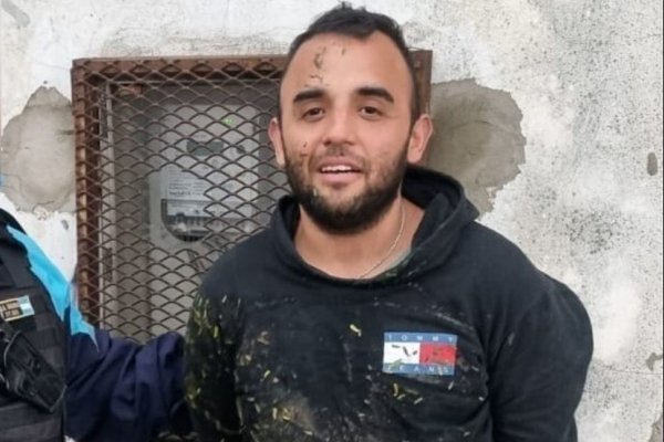 La indignante sonrisa del detenido por robar un auto, arrastrar 100 metros a su dueña y dejarla en coma