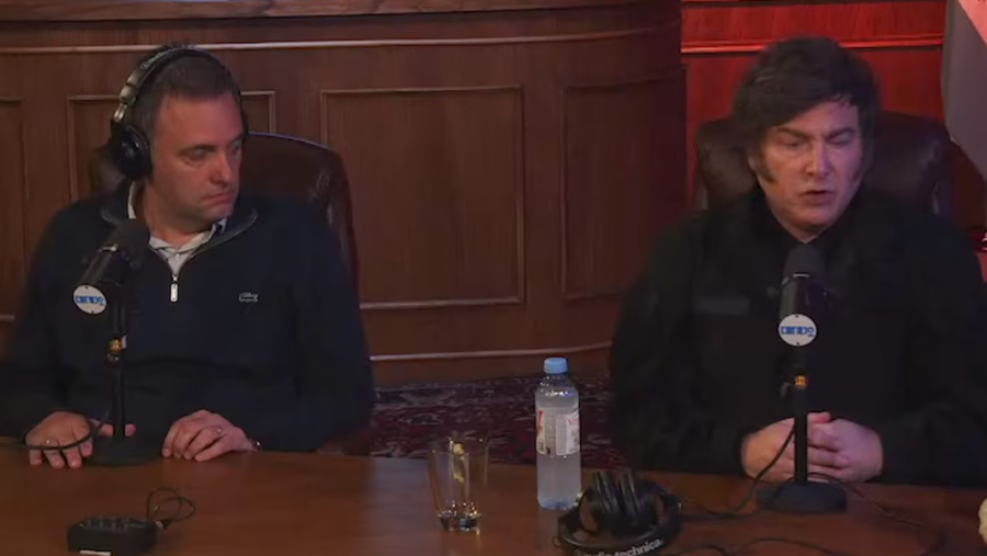 Estuvo más de 6 horas en el stream del líder de los trolls de Santiago Caputo.