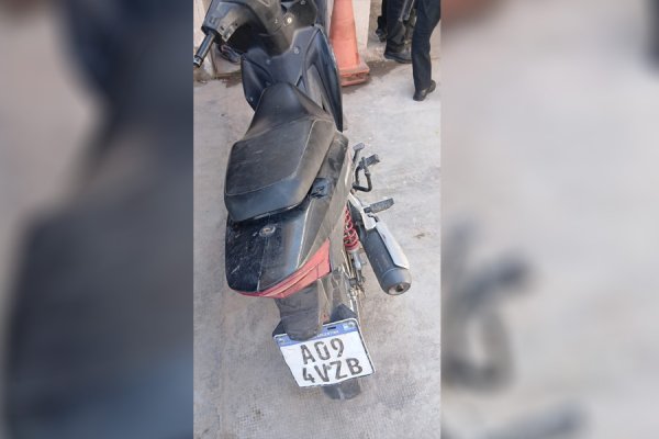 Robaron una moto a punta de cuchillo en un chatarrero de zona oeste