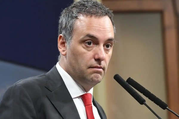Adorni saca provecho de la vocería con anuncios explosivos en plena campaña