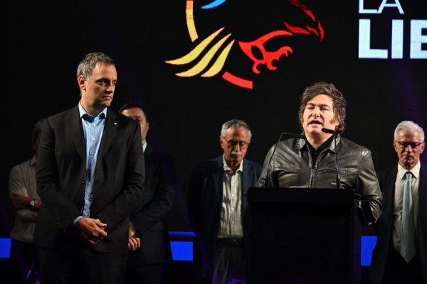 Adorni suspende su anuncio sobre los dólares del colchón y culpa al kirchnerismo Aseguró que no se trata de una 