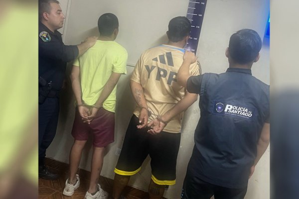 Intentaron robar una mochila de un auto y fueron detenidos tras una persecución en pleno centro