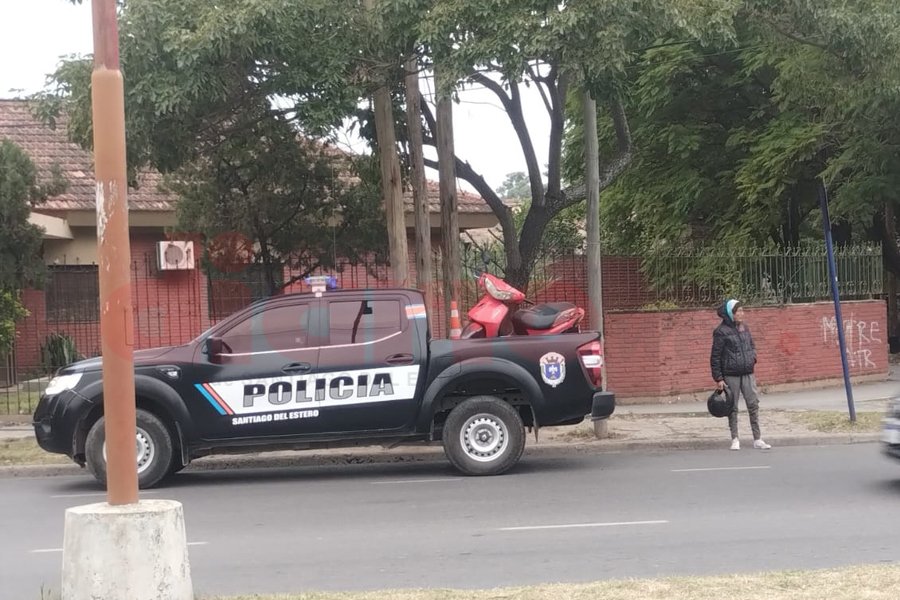 <b>Detrás del patrullero, una de las ocupantes de la motocicleta.</b>