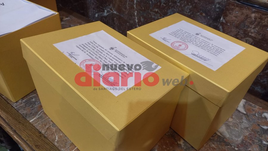 Se procedi&oacute; al <b>sellado de toda la documentaci&oacute;n recolectada</b>