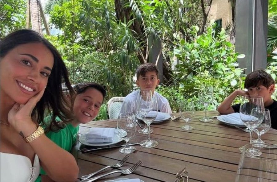 Antonela junto a sus hijos.