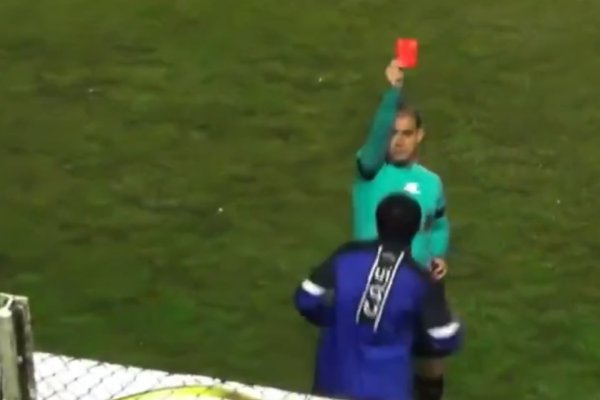 Escándalo en el clásico bandeño: un jugador agredió a un árbitro en pleno partido (VIDEO)