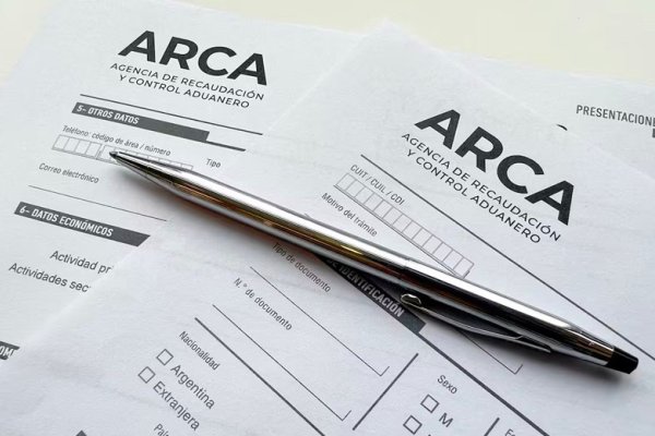 Algunas dudas y sospechas que dejan las medidas de Caputo para el uso de dólares