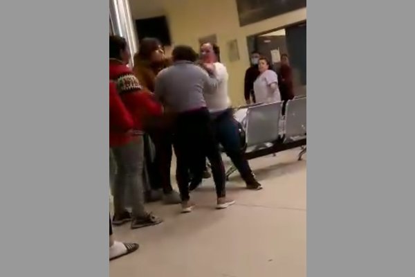 Violenta pelea entre dos mujeres por un hombre en la guardia del CIS Termas