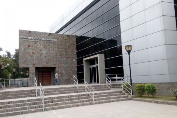 Revés judicial para quien arrastró descalza a su hija y la dejó en una escuela