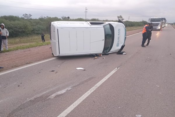 Una camioneta volcó al intentar sobrepasar a dos camiones en la Ruta Nacional 34
