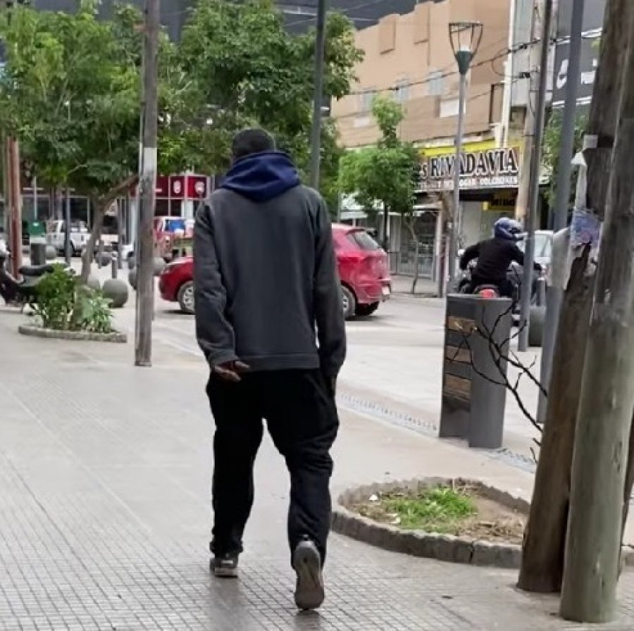 El sujeto rondando en el Centro, su c&oacute;mplice de fondo