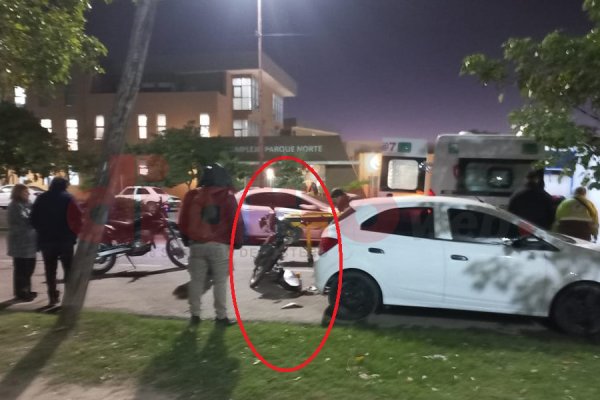 Hospitalizan de urgencia a una mujer tras chocar un auto en plena Av. Belgrano