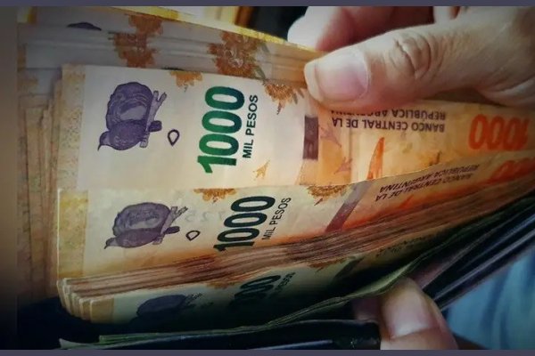 En 3 minutos de ausencia, abren una camioneta y se llevan $ 50 mil y documentación