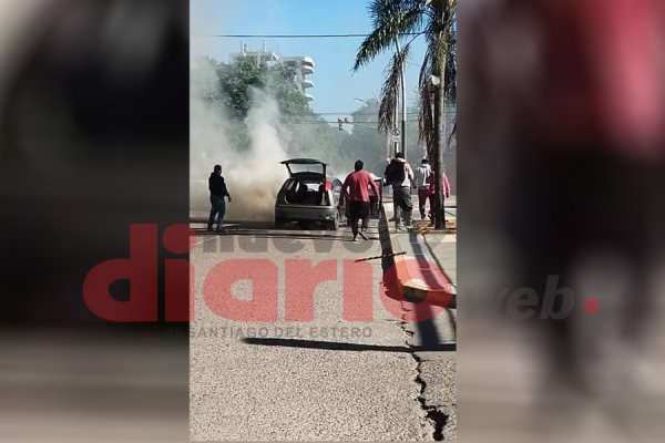 VIDEO| Un auto se incendió en plena siesta en Rivadavia y Ejército Argentino