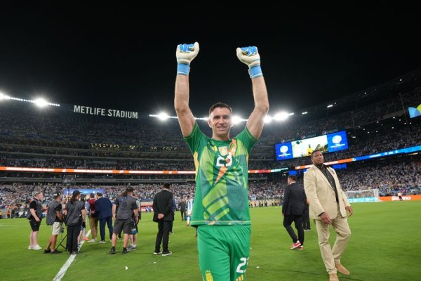 Una atajada del ´Dibu´ Martínez en Aston Villa fue elegida como la mejor de la temporada en la Premier League