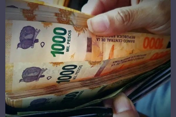 Sospechan que una mujer sustrajo una billetera con 200 mil pesos de una moto