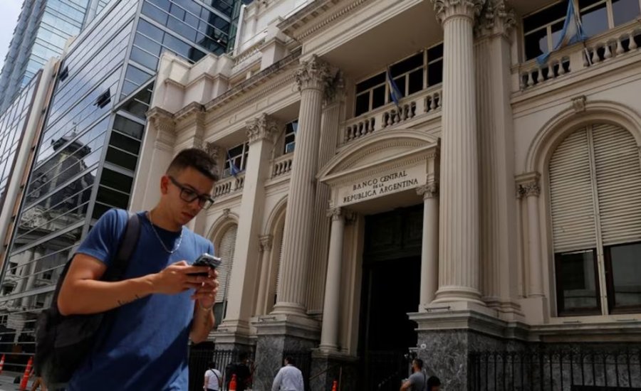 El BCRA inform&oacute; que tras la apertura del cepo aument&oacute; el n&uacute;mero de compradores de d&oacute;lares REUTERS/Francisco Loureiro