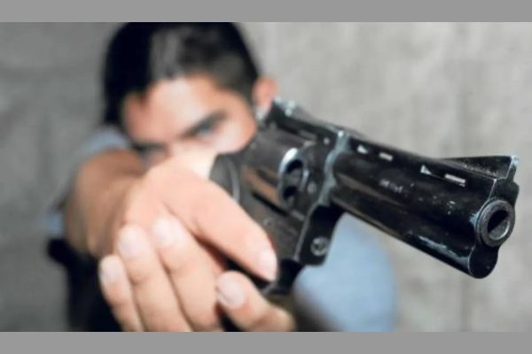 Se negó a prestarle el celular y su ex la amenazó con cuchillo y revólver