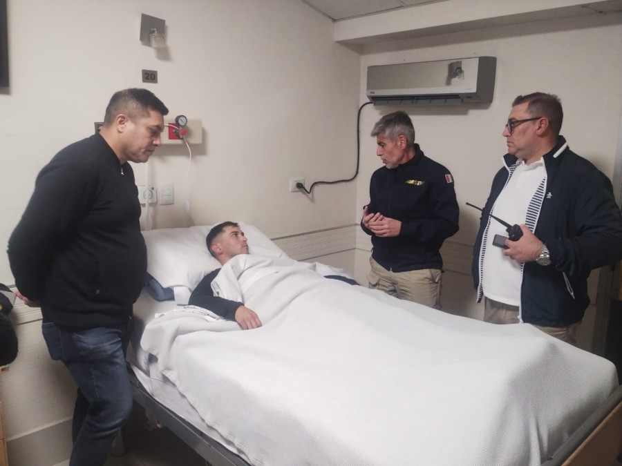 <b>El ministro de Seguridad Juan Pablo Quinteros visit&oacute; al efectivo herido.</b>