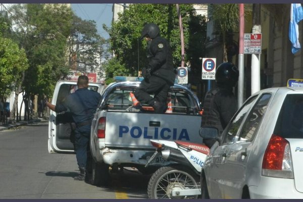 Destruyó la puerta de vidrio de un comercio y se llevó 560 mil pesos