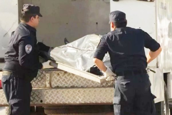 Mientras cortaba leña, halló al amigo ahorcado de un árbol con una soga