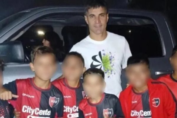 Escándalo en Newell’s: sancionaron a seis chicos por sacarse una foto con un jugador de Rosario Central