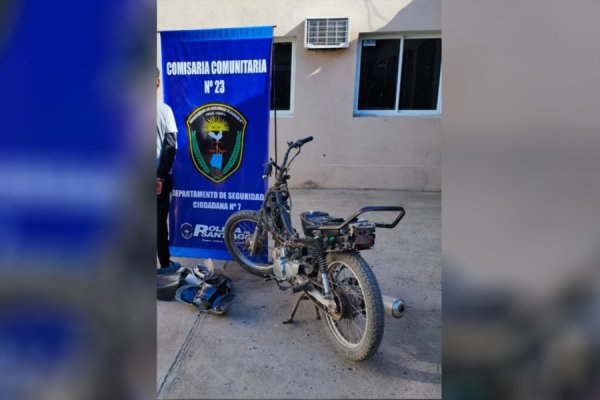 Recuperaron una moto robada que estaba oculta bajo una sábana y restos de colchón