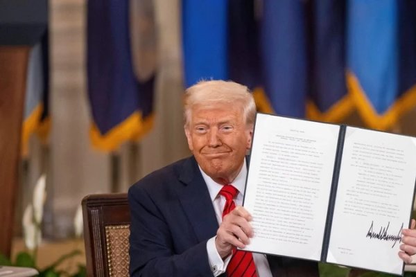 Más del 60% de los argentinos está en desacuerdo con los aranceles de Trump y su política migratoria