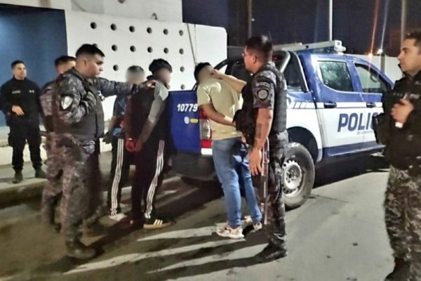 Tres menores arrojaron una bomba e incendiaron el auto de un policía en Córdoba