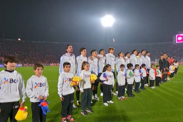Video: con silbidos, así sonó el Himno Nacional en la previa del duelo ante Chile