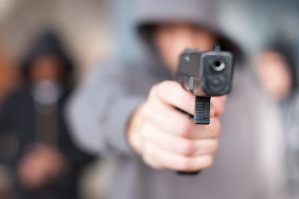 A punta de pistola robó energizantes, 190.000 pesos y encerró a una joven