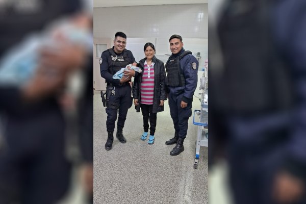 Uniformados de la división prevención salvan la vida de un bebé en parto domiciliario
