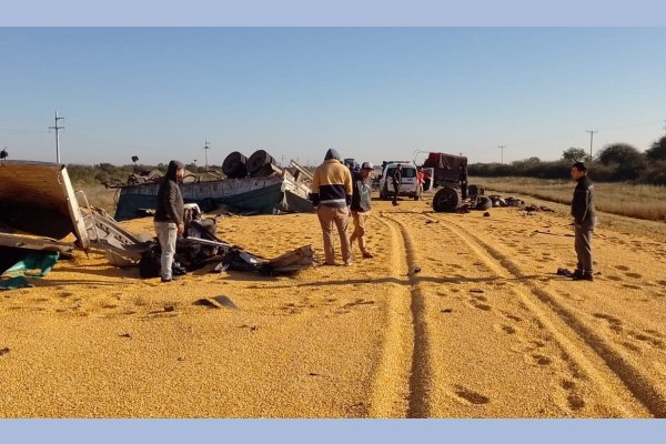 Un choque frontal y vuelco de dos camiones dejó un conductor muerto y otro con lesiones leves
