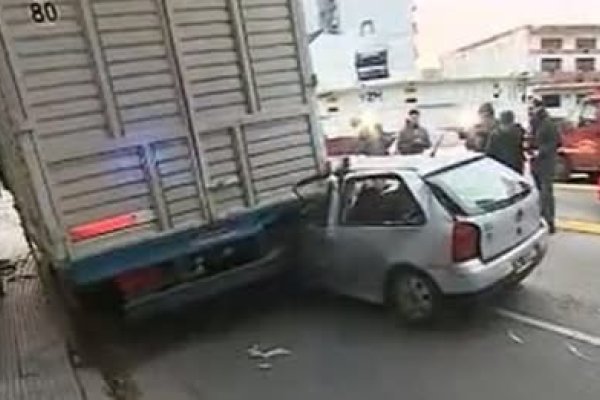 Un auto se incrustó en la parte trasera de un camión: el conductor se agachó y se salvó