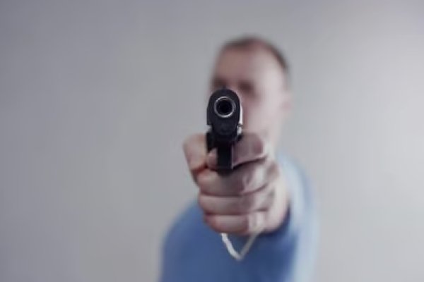 Un policía federal, acusado de ser sicario de la mafia china: baleó un supermercado